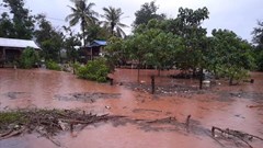 Mùa mưa bão, người dân phải mắc màn khi ngủ kể cả ban ngày