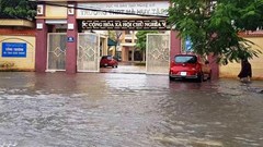 Mưa lớn, nhiều trường ở Nghệ An cho học sinh nghỉ học