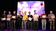 “Không lẽ những người làm sân khấu cứ phải ngồi chờ...?”