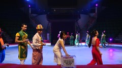 Nghệ sĩ xiếc và khán giả chia sẻ với người dân vùng lũ