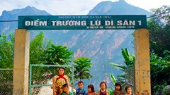 Lớp học chon von trên vách đá