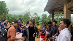 Hoa hậu H'Hen Niê thăm nạn nhân sạt lở đất ở Nam Trà My