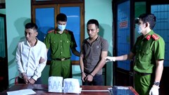 Bắt giữ 3 đối tượng vận chuyển 2 kg ma túy đá trên taxi