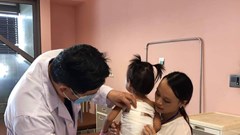 Bé 2 tuổi chưa bao giờ được nằm thẳng vì khối u mỡ nặng 4kg