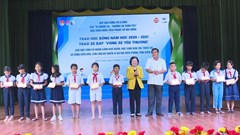 Trao 200 suất học bổng quỹ “Vừ A Dính” tại Kiên Giang