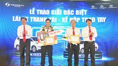 Lái xe taxi nhận thưởng “xế hộp” gần 1 tỉ đồng