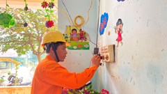 Hỗ trợ sửa chữa, thay thế hệ thống điện tại các trường học và trạm y tế vùng lũ