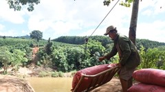 Người dân quyên tiền làm “cáp treo” vượt sông
