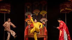 Sân khấu chông chênh tìm hướng đi