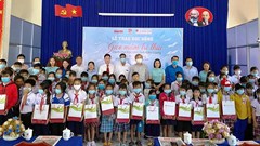 Kiên Giang: Trao 300 suất học bổng cho học sinh khó khăn