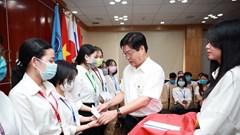 Trao hỗ trợ cho sinh viên bị thiệt hại do bão lũ đợt 2 năm 2020