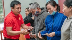 1 tỉ đồng từ Chương trình “Lên cùng Việt Nam” được trao cho người dân các tỉnh miền Trung bị ảnh hưởng bão lũ