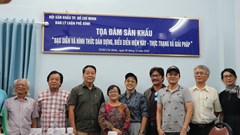 Sân khấu chông chênh tìm hướng đi