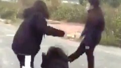 Hai nữ sinh THCS Hà Nội bị đánh dã man chỉ vì "nhìn không thấy thích"