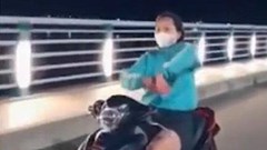 “Nữ quái” phóng xe,  thả tay múa quạt trên đường bị phạt 7,4 triệu đồng