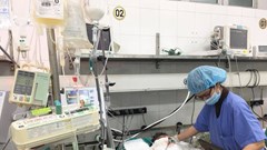 Nổ bình gas khi nấu ăn, 2 thanh niên chấn thương nặng