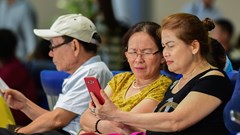 Người già chơi mạng xã hội - Được và mất