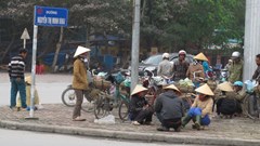 “Cửu vạn” co ro chờ việc