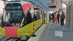 Người dân háo hức tham quan đoàn tàu đường sắt đô thị Nhổn - Ga Hà Nội