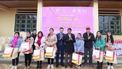 Vietjet mang niềm vui Tết đến với bà con dân tộc