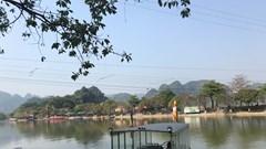 Di tích Chùa Hương không đón khách, nhiều du khách phải... quay về