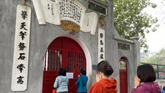 Đình, chùa, di tích đóng cửa, người dân vái vọng từ bên ngoài