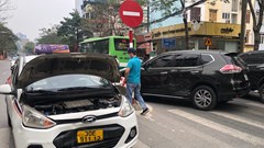 Hà Nội: Tai nạn liên hoàn khiến 3 xe ô tô bị hư hỏng