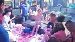 17 thanh niên nam nữ “bay lắc” trong quán karaoke bất chấp dịch Covid-19