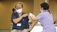 Nhật Bản tiêm vaccine cho người cao tuổi từ tháng 4