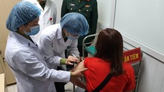 Phó Thủ tướng Vũ Đức Đam động viên tình nguyện viên tiêm vắcxin giai đoạn 2