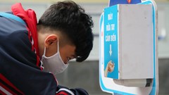 Học sinh Hà Nội đi học trở lại, đeo khẩu trang đúng cách