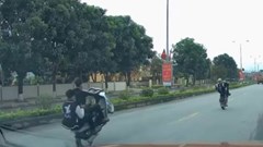 Triệu tập nhóm thanh niên đi xe máy bốc đầu, đánh võng trên quốc lộ 7A