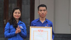 Quảng Nam tặng Bằng khen cho chàng trai dũng cảm lao xuống biển cứu 3 học sinh