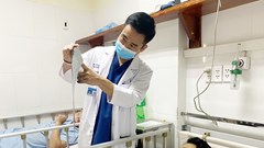 Bác sĩ cưa thanh sắt cứu thanh niên bị đâm vào mặt