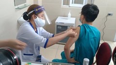 30 cán bộ, nhân viên y tế đầu tiên của Hà Nội được tiêm vắc xin Covid-19