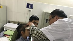 Trẻ bị chấn thương mắt do cha mẹ quá lơ là