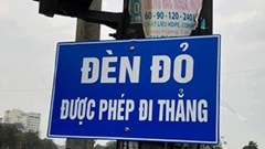 Kỳ quặc với biển báo “Đèn đỏ được phép đi thẳng”