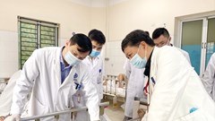 Bị áp xe cổ do vi khuẩn xâm nhập từ mũi kim châm cứu