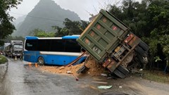 Hòa Bình: Xe khách đấu đầu xe tải làm 3 người tử vong, 1 người bị thương