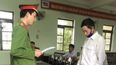 Bắt 2 đối tượng làm giả bằng khen, huân huy chương