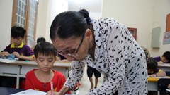 Bà giáo miệt mài gieo con chữ
