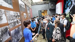 Di tích Nhà tù Hỏa Lò mở trưng bày “Một thời sôi nổi””: Gặp những bầu máu nóng và trái tim rực lửa