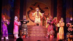 Trở lại truyền thống bằng “phá cách”