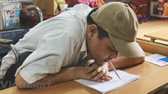 Chuyện về người thầy ngồi xe lăn, viết chữ đẹp bằng miệng