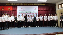 Trao học bổng cho học sinh, sinh viên hoàn cảnh khó khăn