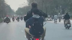 Hà Nội xử lý 2 thanh niên "bốc đầu" xe máy qua phản ánh của người dân