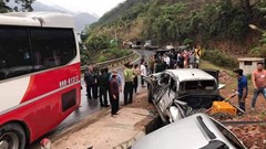 Tai nạn giao thông liên hoàn trên quốc lộ 6 khiến 4 người bị thương