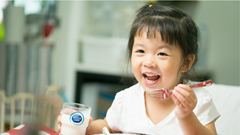 Cô gái Hà Lan  mách mẹ về lợi ích bất ngờ nhờ uống sữa tươi trong bữa sáng cho bé