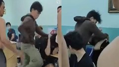 Khẩn trương làm rõ và xử lý việc 2 thiếu niên bị dân phòng đánh trong trường học