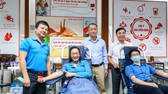 Ngoài khám chữa bệnh, y bác sĩ sẵn sàng hiến máu khi cần